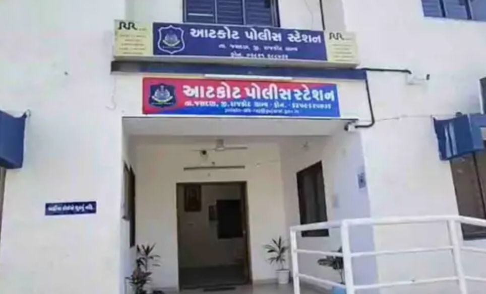 આટકોટ પંથકની 17 વર્ષીય સગીરાનું અપહરણ કરી  નરાધમો ઍ દુષ્કર્મ આચારી હવસ સંતોષી  સગીરાનૅ ઍકલી મુકી બંને શખ્સો નાસી ગયા